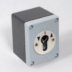 Włącznik kluczykowy w obudowie metalowej J-APZ 1 - 2T TOUSEK 13360050